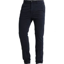 Nudie Jeans SLIM ADAM Chinosy dark midnight. Niebieskie eleganckie spodnie męskie Nudie Jeans, z bawełny. Za 579.00 zł.
