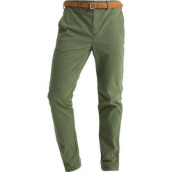 Scotch & Soda STUART IN PEACHED Chinosy military green. Zielone eleganckie spodnie męskie Scotch & Soda, z bawełny. Za 389.00 zł.