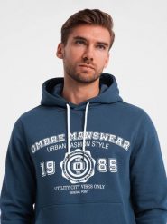 Męska bluza kangurka z kapturem i nadrukiem w stylu college – granatowa V2 - Rozmiar: XXL. Niebieskie bluzy nierozpinane męskie Ombre Clothing, m, bez wzorów, z bawełny, z kapturem. W wyprzedaży za 99.99 zł.