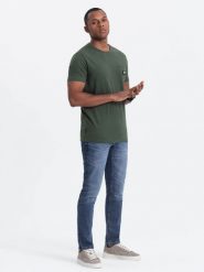 Casualowy męski t-shirt z naszywką na kieszeni – ciemnooliwkowy V4 OM-TSCT-0109 - S. Zielone t-shirty męskie Ombre Clothing, m, z aplikacjami, z bawełny, bez kołnierzyka, bez ramiączek. Za 77.99 zł.