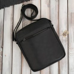 Listonoszka męska skórzana na ramię torba męska w kolorze czarnym Paolo Peruzzi AL-20-BL. Czarne torby męskie na ramię bez wzorów, z nylonu, na ramię, małe, z tłoczeniem. Za 199.00 zł.