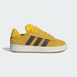 Buty Grand Court Alpha. Brązowe buty zimowe męskie ADIDAS, bez wzorów, sportowe, bez obcasa, bez zapięcia. W wyprzedaży za 348.70 zł.