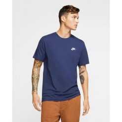 Koszulka męska Nike Sportswear Club. Białe t-shirty sportowe męskie Nike, m, bez wzorów, z bawełny, klasyczne, bez ramiączek. Za 119.00 zł.