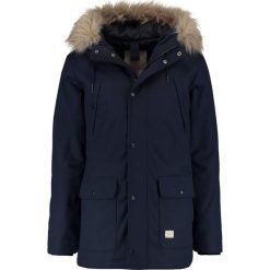 RVLT FUR HOOD PARKA Parka blue. Parki męskie marki RVLT. W wyprzedaży za 545.35 zł.