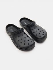 Klapki piankowe z paskiem na piętę - czarny. Czarne klapki i japonki męskie Sinsay, bez wzorów. Za 25.99 zł.