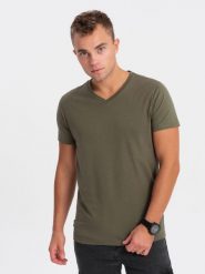 Męska klasyczna bawełniana koszulka z dekoltem w serek BASIC - ciemnooliwkowa V6. Zielone t-shirty męskie Ombre Clothing, m, bez wzorów, z bawełny, bez kołnierzyka, bez ramiączek. W wyprzedaży za 24.99 zł.