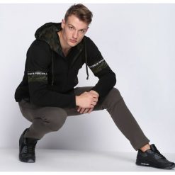Ciemnozielone Spodnie Dresowe Sing Along. Zielone spodnie dresowe męskie Born2be, z dresówki. Za 44.99 zł.