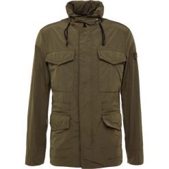 Peuterey POGORO Kurtka wiosenna olive. Kurtki męskie marki Peuterey. W wyprzedaży za 755.60 zł.
