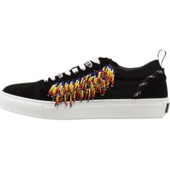 MSGM TWIN BAND LACE UP CAPSOLE Sneakersy niskie black. Buty sportowe na co dzień męskie marki MSGM. W wyprzedaży za 587.60 zł.