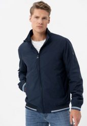 Lekka kurtka ze stójką J-TAWNY. Niebieskie kurtki męskie Volcano, l, bez wzorów, z materiału, eleganckie, bez ramiączek, bez kaptura. Za 329.99 zł.