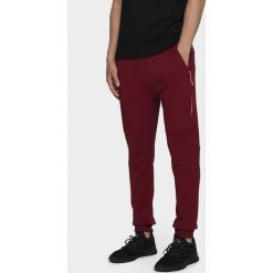Spodnie dresowe męskie SPMD204 - burgund. Czerwone spodnie dresowe męskie 4f, bez wzorów, z dresówki. Za 149.99 zł.
