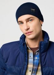 CZAPKA ZIMOWA UNISEX WRANGLER EASY BEANIE NAVY 112372931. Niebieskie czapki męskie Wrangler, na zimę, bez wzorów. Za 89.99 zł.