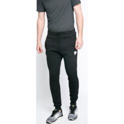 Reebok - Spodnie. Długie spodnie sportowe męskie marki Reebok. W wyprzedaży za 139.90 zł.