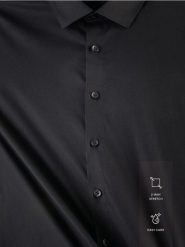 Bawełniana koszula slim fit - czarny. Czarne koszule męskie Reserved, l, bez wzorów, z bawełny, bez kołnierzyka, bez ramiączek. Za 99.99 zł.