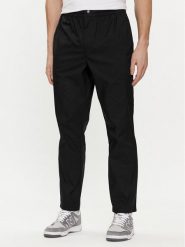 New Balance Spodnie dresowe MP41575 Czarny Regular Fit. Czarne spodnie dresowe męskie New Balance, bez wzorów, z bawełny. Za 239.99 zł.