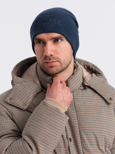 Męska czapka dzianinowa beanie z haftowanym napisem – granatowa V3. Niebieskie czapki męskie Ombre Clothing, bez wzorów, z dzianiny, eleganckie. Za 129.99 zł.