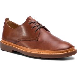 Półbuty CLARKS - Trace Tailor 261348387 Mahogany Leather. Brązowe codzienne półbuty męskie Clarks, z materiału. W wyprzedaży za 349.00 zł.