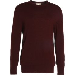 Whyred COIL Sweter dark burgundy. Kardigany męskie marki Whyred. W wyprzedaży za 353.40 zł.