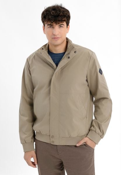 Lekka kurtka J-TEGABO. Brązowe kurtki męskie Volcano, na jesień, l, bez wzorów, z dzianiny, klasyczne, bez ramiączek, bez kaptura. Za 279.99 zł.