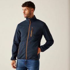 Softshell turystyczny męski Romain. Niebieskie kurtki softshell męskie Regatta, m, bez wzorów, z materiału, bez kaptura, trekkingowe. W wyprzedaży za 279.99 zł.