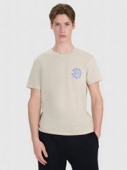 4F T-shirt regular z nadrukiem męski - beżowy L. Brązowe t-shirty męskie 4f, l, bez wzorów, z bawełny, bez kołnierzyka, bez ramiączek. W wyprzedaży za 49.99 zł.