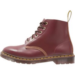 Dr. Martens 101 ARC 6 EYE Botki sznurowane oxblood. Buty zimowe męskie marki Dr. Martens. W wyprzedaży za 359.50 zł.