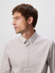 Gładka koszula super slim fit - beżowy. Brązowe koszule męskie Reserved, l, bez wzorów, z bawełny, bez kołnierzyka, bez ramiączek. Za 119.99 zł.