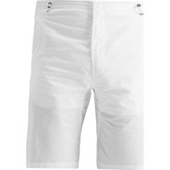 Maharishi SUMMER Szorty white. Szorty męskie Maharishi. W wyprzedaży za 514.50 zł.