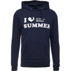 Scotch & Soda HOODY WITH CHEST TEXT ARTWORK Bluza z kapturem navy. Bluzy nierozpinane męskie marki Scotch & Soda. Za 389.00 zł.