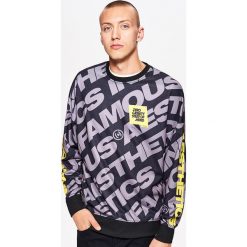 Bluza z nadrukiem all over - Szary. Bluzy nierozpinane męskie marki Cropp. W wyprzedaży za 49.99 zł.