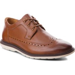 Półbuty CLARKS - Glaston Wing 261339057 Tan Leather. Brązowe codzienne półbuty męskie Clarks, ze skóry, klasyczne. W wyprzedaży za 249.00 zł.