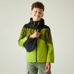 Kurtka turystyczna przeciwdeszczowa Highton. Zielone kurtki męskie Regatta, bez wzorów, z tkaniny, sportowe, bez ramiączek, bez kaptura. W wyprzedaży za 230.35 zł.