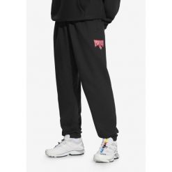 Spodnie dresowe męskie Prosto Chicago. Czarne spodnie dresowe męskie Prosto., bez wzorów, z dresówki. Za 244.99 zł.