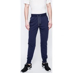 Guess Jeans - Spodnie. Szare spodnie na co dzień męskie Guess Jeans, z jeansu, casualowe. W wyprzedaży za 179.90 zł.