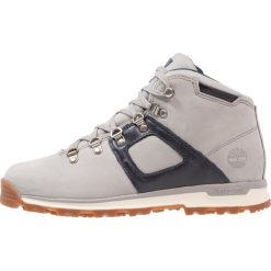 Timberland SCRAMBLE MID WP Botki sznurowane pigeon waterbuck. Buty zimowe męskie marki Timberland. W wyprzedaży za 471.75 zł.