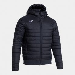 Kurtka z kapturem Joma Urban V. Czarne kurtki męskie Joma, bez wzorów, z puchu, bez ramiączek, z kapturem. W wyprzedaży za 272.30 zł.