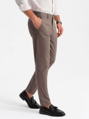 Jednolite spodnie męskie chino SLIM FIT – brązowe V1 - Rozmiar: XXL. Brązowe eleganckie spodnie męskie Ombre Clothing, z aplikacjami, z bawełny, biznesowe. W wyprzedaży za 119.99 zł.