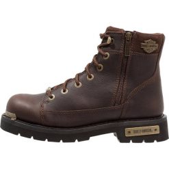 Harley Davidson CHIPMAN Botki kowbojki i motocyklowe brown. Brązowe buty zimowe męskie Harley Davidson, z materiału. W wyprzedaży za 527.40 zł.