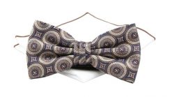 Mucha Beżowo-Granatowa z Białą Poszetką, Wzór Geometryczny, Elegancka, Męska -CHATTIER. Niebieskie krawaty i muchy męskie Chattier, bez wzorów, z poliesteru, eleganckie. Za 59.00 zł.