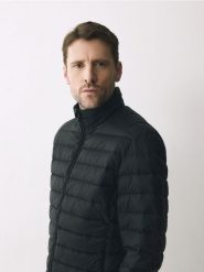 Puchowa kurtka z pokrowcem - czarny. Czarne kurtki męskie Reserved, l, bez wzorów, z puchu, bez ramiączek, bez kaptura. Za 299.99 zł.