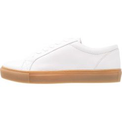Samsøe & Samsøe PAPILLON Sneakersy niskie white. Białe buty sportowe na co dzień męskie Samsøe & Samsøe, z materiału. W wyprzedaży za 503.20 zł.