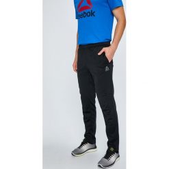 Reebok - Spodnie. Długie spodnie sportowe męskie marki Reebok. W wyprzedaży za 159.90 zł.