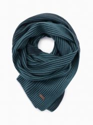 Dzianinowy męski szalik w dwukolorowe prążki – granatowo-niebieski V2. Niebieskie szaliki męskie Ombre Clothing, z aplikacjami, z dzianiny. Za 119.99 zł.