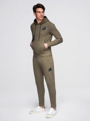 Męski komplet dresowy bluza z kapturem + spodnie dresowe - oliwkowy V4 - Rozmiar: XXL. Zielone bluzy nierozpinane męskie Ombre Clothing, m, bez wzorów, z bawełny, wizytowe, bez ramiączek, z kapturem. Za 399.99 zł.