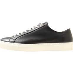 Filippa K M. MORGAN LOW Sneakersy niskie navy. Buty sportowe na co dzień męskie marki Filippa K. W wyprzedaży za 527.40 zł.