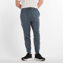 Spodnie męskie New Balance MP51905GT – szare. Szare długie spodnie sportowe męskie New Balance, bez wzorów, z materiału, na fitness i siłownię. Za 199.99 zł.