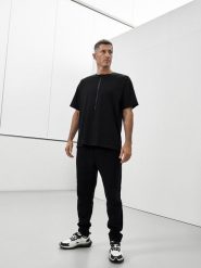 4F T-shirt loose z nadrukiem męski 4F x Robert Lewandowski - czarny M. Czarne t-shirty męskie 4f, l, bez wzorów, z bawełny, bez kołnierzyka, bez ramiączek. Za 99.99 zł.