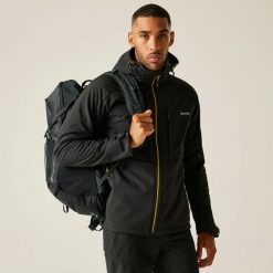 Kurtka męska softshell wodoodporny Hewitts. Czarne kurtki softshell męskie Regatta, l, bez wzorów, z softshellu, bez kaptura, trekkingowe. W wyprzedaży za 349.99 zł.