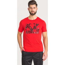 T-SHIRT Armani Exchange. Czerwone t-shirty męskie Armani Exchange, l, bez wzorów, z bawełny, bez kołnierzyka, bez ramiączek. Za 160.30 zł.