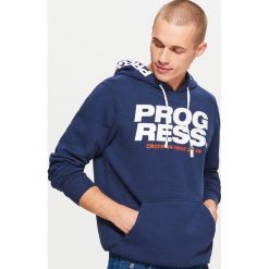 Bluza kangurka z kolekcji PROGRESS - Granatowy. Bluzy nierozpinane męskie marki Cropp. W wyprzedaży za 69.99 zł.